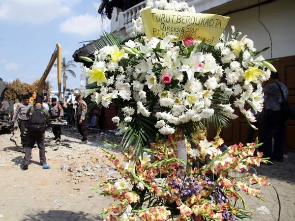 Karangan Bunga di Lokasi Jatuhnya Hercules