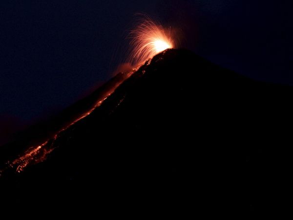 Gunung Fuego di Guatemala Meletus