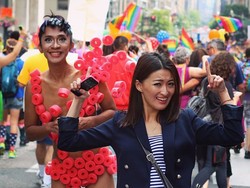 Liburan di Amerika, Aming Ikut Ramaikan Parade Gay Pride