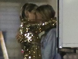 Ngaku Biseksual, Miley Cyrus Kepergok Cium Kekasih Perempuannya