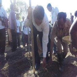 Blusukan ke Lahan Jagung, HP Mentan Jatuh ke Selokan