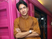 Gaya Adipati Dolken Berbaju Koko
