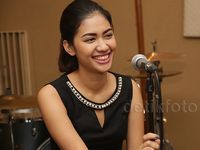 Della Wulan, Hot Mom yang Jadi Anak Band