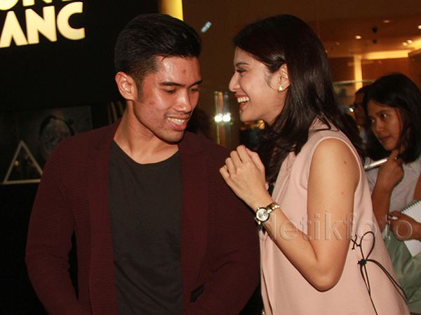 Potret Kemesraan Dian Sastro dan Suami