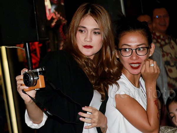 Jepret! Luna Maya Lagi Foto-foto Apa Tuh?