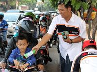Komunitas Ertiga Bagi-bagi Takjil