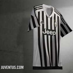 Tiga Bintang Emas di Kostum Anyar Juventus