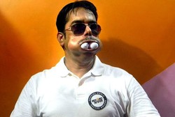 Pria Ini Kantongi 48 Rekor Dunia untuk Jejalkan Puluhan Benda ke Mulutnya