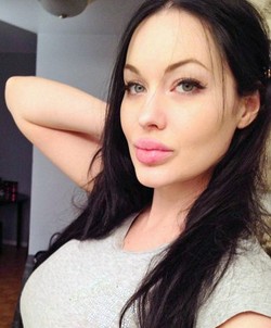 Wajah Mirip Angelina Jolie Buat Wanita Ini Sulit Dapat Pasangan