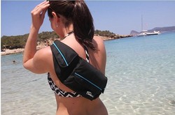 Dengan Tas Ini, Takkan Galau Bawa Ponsel ke Pantai