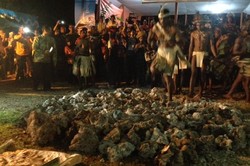 Tradisi Adat Ekstrem di Biak, Jalan di Atas Bara Api