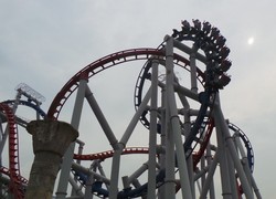 Memacu Adrenalin di Duelling Roller Coaster Tertinggi di Dunia