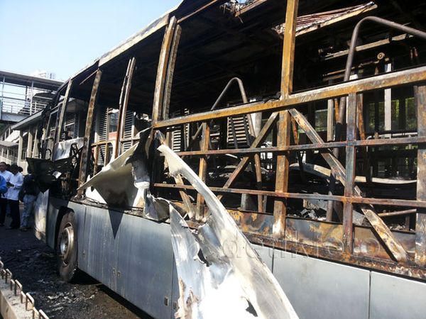 Bus TransJakarta Terbakar di Halte Salemba UI Bus TransJakarta Terbakar di Halte Salemba UI