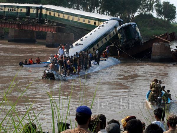Kereta Pembawa Tentara Pakistan Jatuh ke Sungai