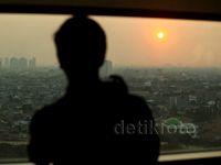 Pesona Sunset Hiasi Kota Jakarta