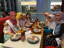 8 Finalis Sunsilk Hijab Hunt Hibur Anak Yatim di Lotte Shopping Avenue