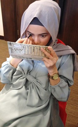 Foto: Ketika 8 Finalis Sunsilk Hijab Hunt Belajar Make-up