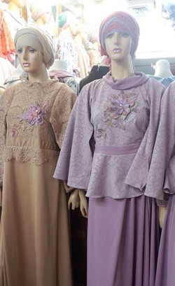 Foto: Baju Syari Hingga Ala India Laris di Tanah Abang untuk Lebaran