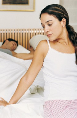 Ini Penyebab Wanita Enggan Mengajak Suami Bercinta Lebih Dulu