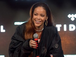 Isap Bong Hingga Wanita Bugil di Video Klip Baru Rihanna