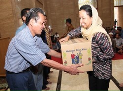 Buka Puasa Bersama Karyawan Kementerian BUMN, Rini Bagi-bagi Bingkisan