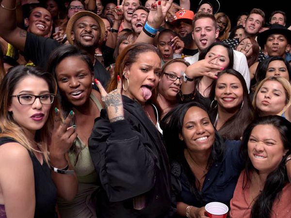 Surprise! Rihanna Culik 80 Fans untuk Nonton Video Klip Terbaru