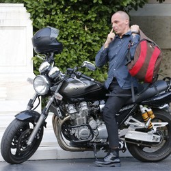 Gaya Unik Menteri Keuangan Yunani, ke Kantor Naik Motor