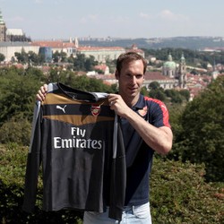 Cech Dikawal Pertahanan Solid di Chelsea, di Arsenal Bagaimana?