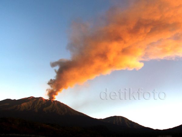 Gunung Raung Keluarkan Abu Vulkanik