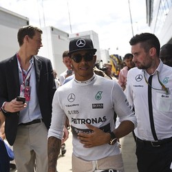 Pole Spesial untuk Hamilton