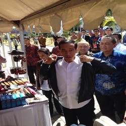 Jokowi dan Rini Kompak Beli Jaket Kulit Garut Rp 1,3 Juta