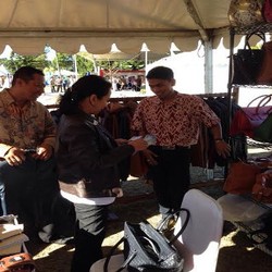 Kedinginan, Menteri Rini Beli Jaket Kulit Asli Garut Rp 1,3 Juta