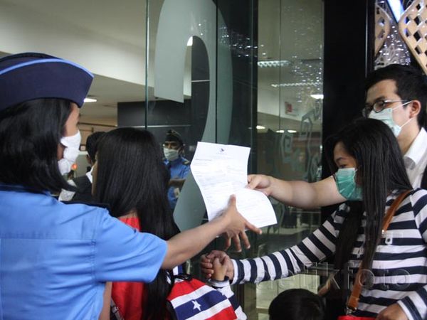 Para Penumpang Pesawat Memakai Masker