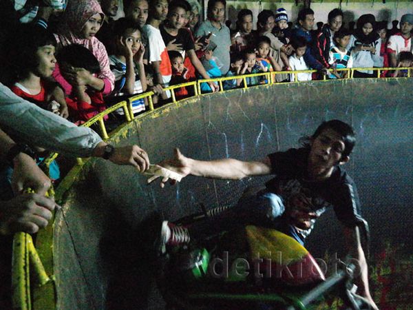 Tong Setan Jadi Idola Pasar Malam