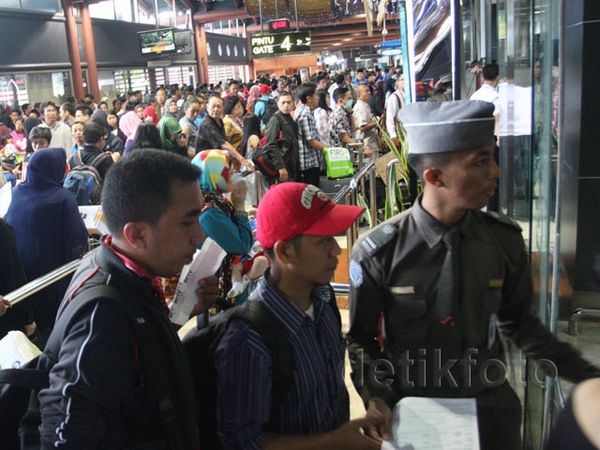 Penumpang Menumpuk di Terminal 2D Bandara Cengkareng