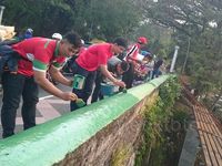 Relawan Bogoh Ka Bogor Mengecat Jembatan Sempur