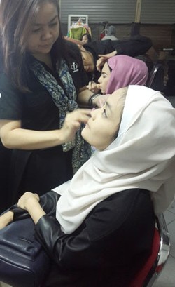 Foto: Melihat Sesi Make-Over Finalis Sunsilk Hijab Hunt di Belakang Panggung