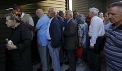 Rakyat Yunani Kepung Bank, Minta Dana Pensiun Dicairkan