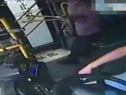 Naik Bus Salah Jurusan, Nenek Ini Pukuli Sopir Sampai Menangis Tersedu-sedu