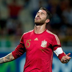 Iniesta Tak Yakin Madrid Bakal Lepas Ramos