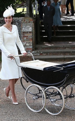 Kate Middleton Pakai Stroller Bekas Berusia 50 Tahun untuk Putri Charlotte