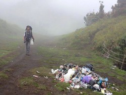 Naik Gunung Tanpa Ilmu, Akibatnya Buang Sampah Sembarangan