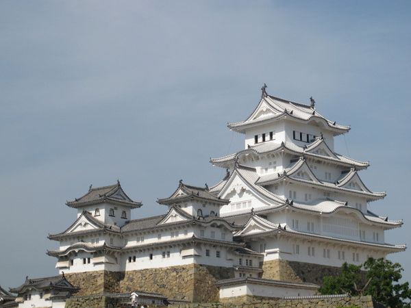 Kastil Himeji, Dewa Ikan & Batu Peti Mati