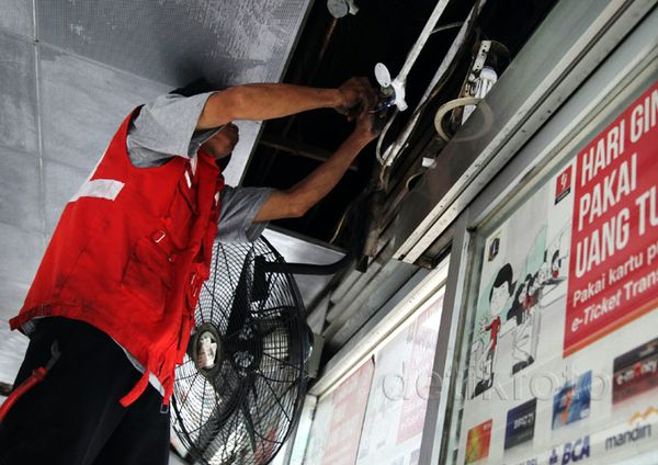 Halte TransJ yang Terbakar Diperbaiki