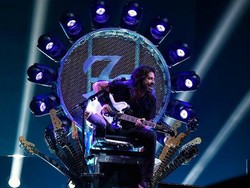 Jatuh dari Panggung, Dave Grohl Tampil dengan Kursi Khusus