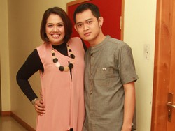 Pakai Cincin Kembar, Ely Sugigi Bantah Sudah Nikahi Pacar Gantengnya