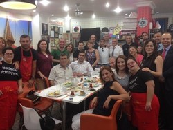 Di Kafe Ini Bisa Berbuka Puasa, Beramal dan Dilayani Penyandang Down Syndrome