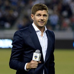 Gerrard Bagi-bagi Bir kepada Suporter Galaxy
