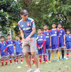 Ezra Walian Berbagi Ilmu Sepakbola ala Ajax pada Anak-Anak Tak Mampu di Jakarta