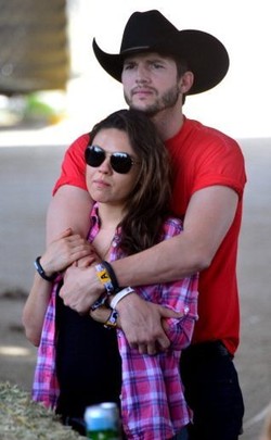 Ashton Kutcher dan Mila Kunis Gelar Pernikahan Sambil Kemping
